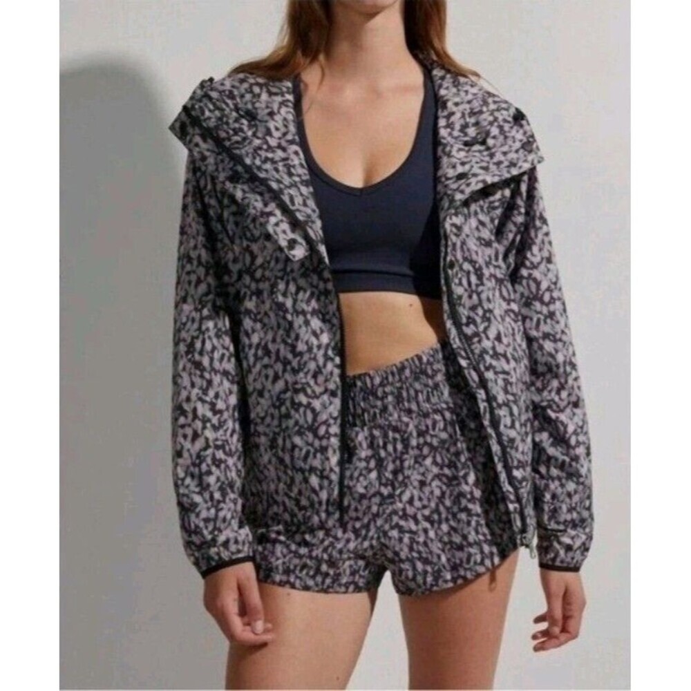 Varley Dark Motion Petal Print Terrace Running Jacket Size Small.